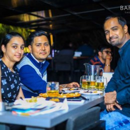 Weekend Vibes Glam Photos at Indiranagar, Bangalore Image 1